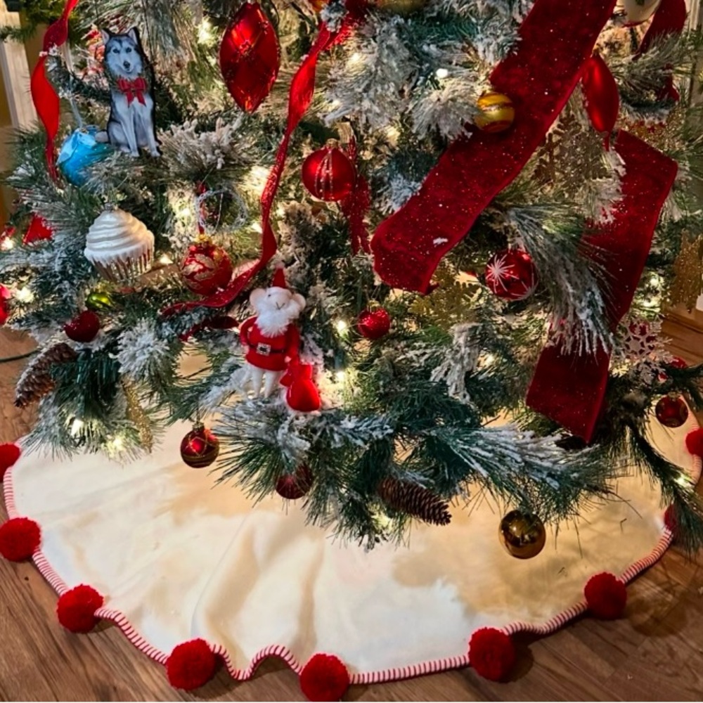 Festive Christmas Tree Skirt with Red Pom Pom Accents